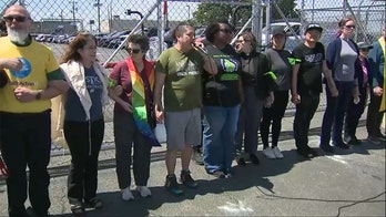 Clergy members descend on Newark ICE facility, say they won't move until they are arrested