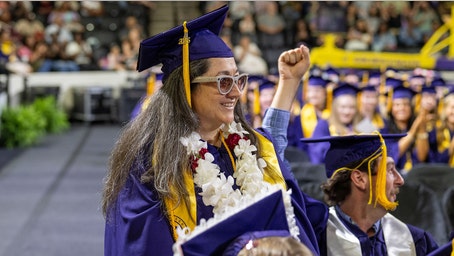 Blind mother of 5 graduates from college with honors alongside her guide dog