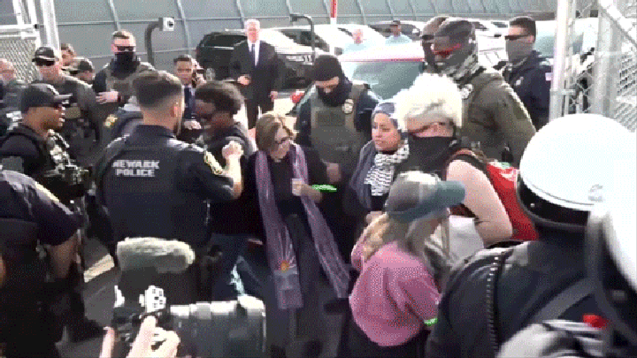 Second wave of chaos erupts outside ICE facility in wake of Dem lawmakers' clash with police - Fox News
