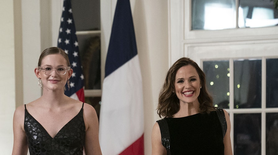 Jennifer Garner sees Ben Affleck ‘as a family member,’ expert says