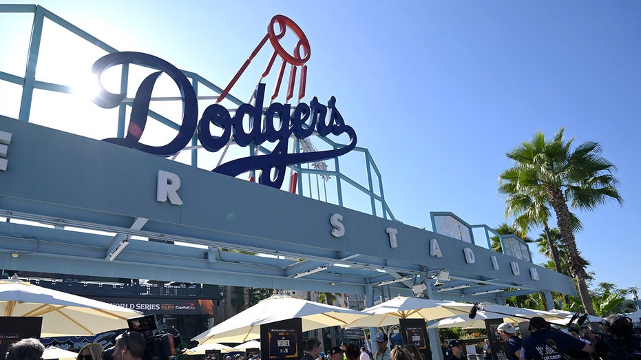 Yankees fan claims he was hit by falling piece of concrete at Dodger Stadium: report