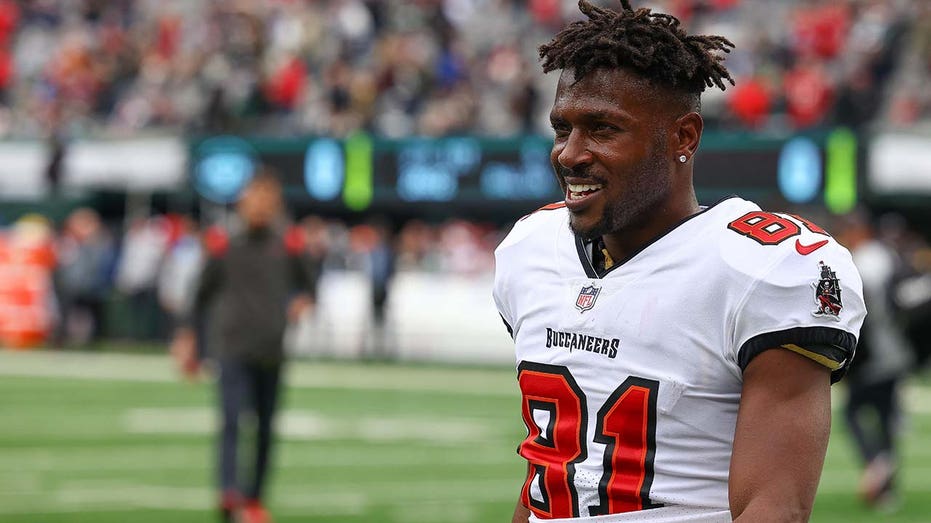 Antonio Brown gets involved in incident after boxing event; police say no arrests made