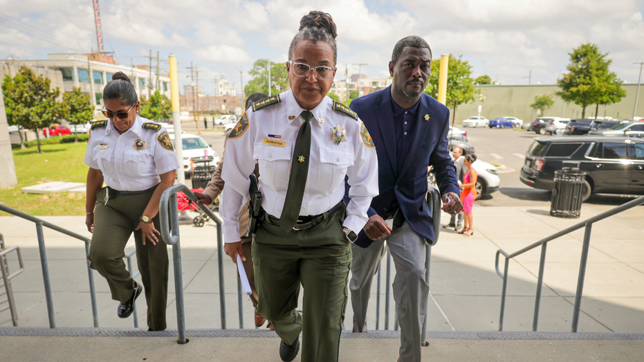 Democratic lawmakers demand Louisiana sheriff resign after 10 inmates escape jail