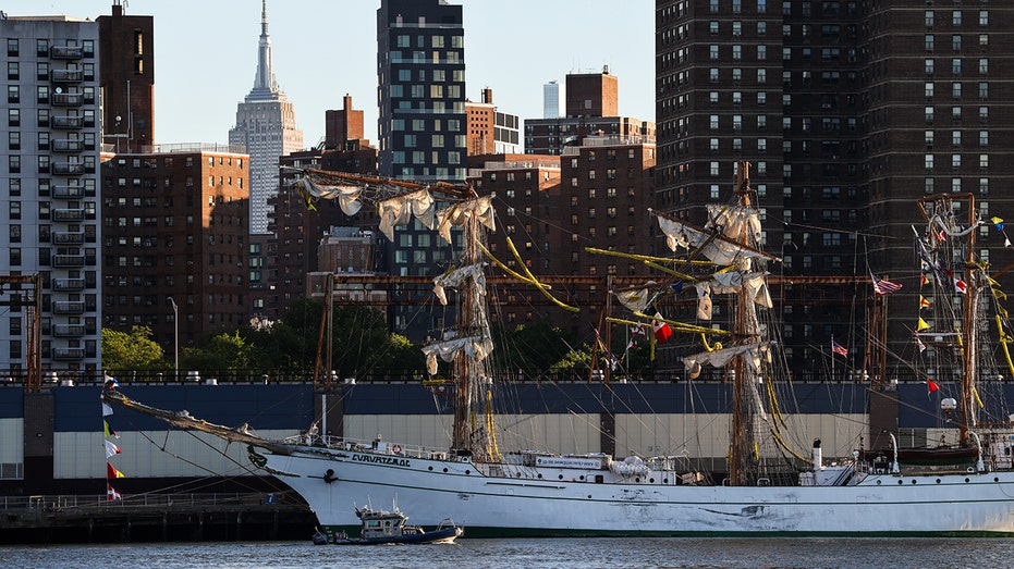 No distress calls made from Mexican Navy tall ship that crashed into Brooklyn Bridge, Mexico Navy chief says