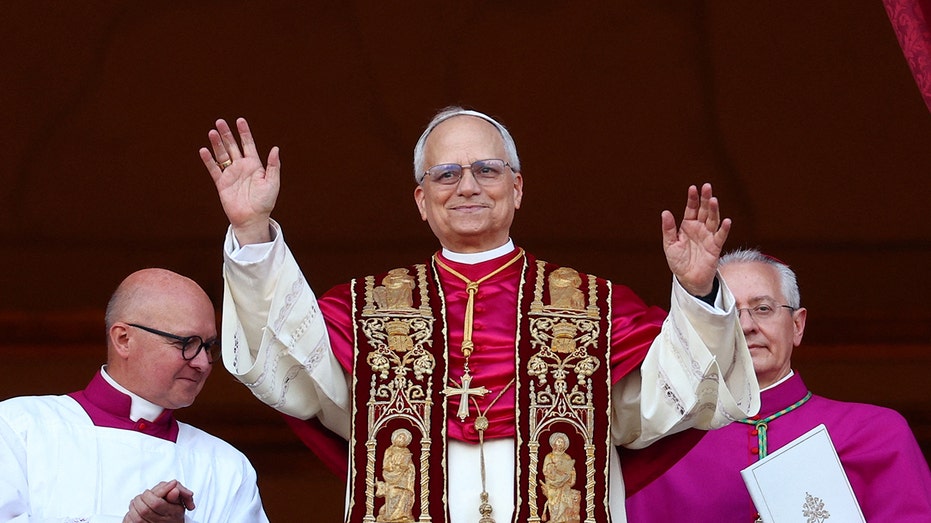 'Dio benedica il Papa', other well wishes for the new pontiff, Pope Leo XIV, in Italian