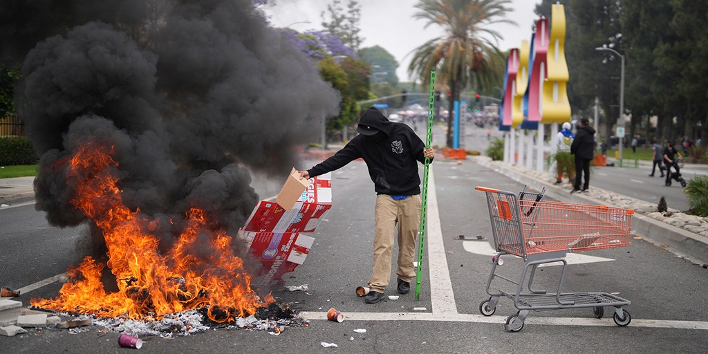 https://a57.foxnews.com/static.foxnews.com/foxnews.com/content/uploads/2025/06/1024/512/los-angeles-ice-protests_01.jpg?ve=1&tl=1