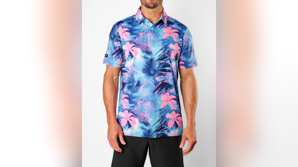 Tee off in a tee that delivers comfort, style and sun protection. 