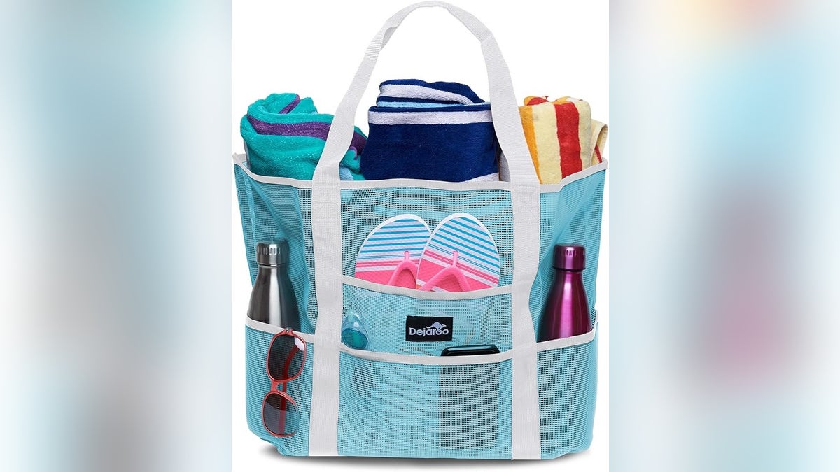 This lightweight and breathable mesh tote allows space for sand to feel through, keeping your belongings clean and organized.