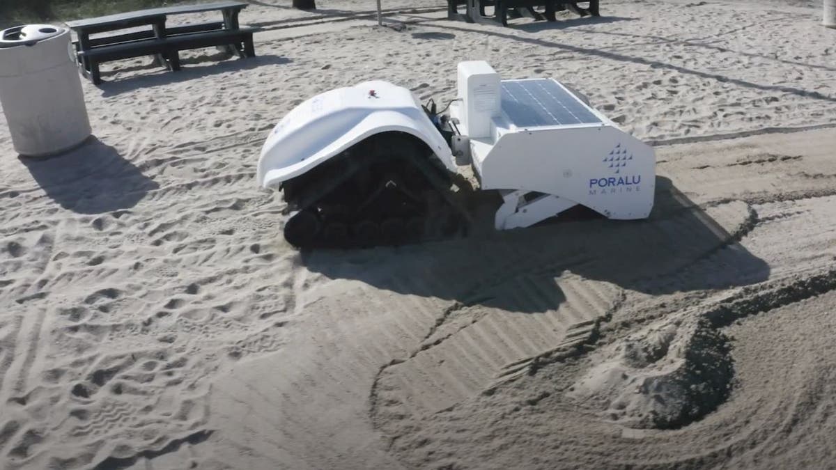 robot cleaning beach 1