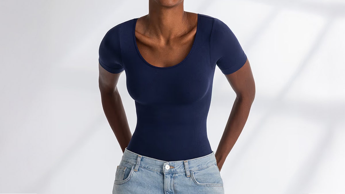 This Shapermint Essentials t-shirt mildly  compresses the tummy, backmost  and precocious    arms.
