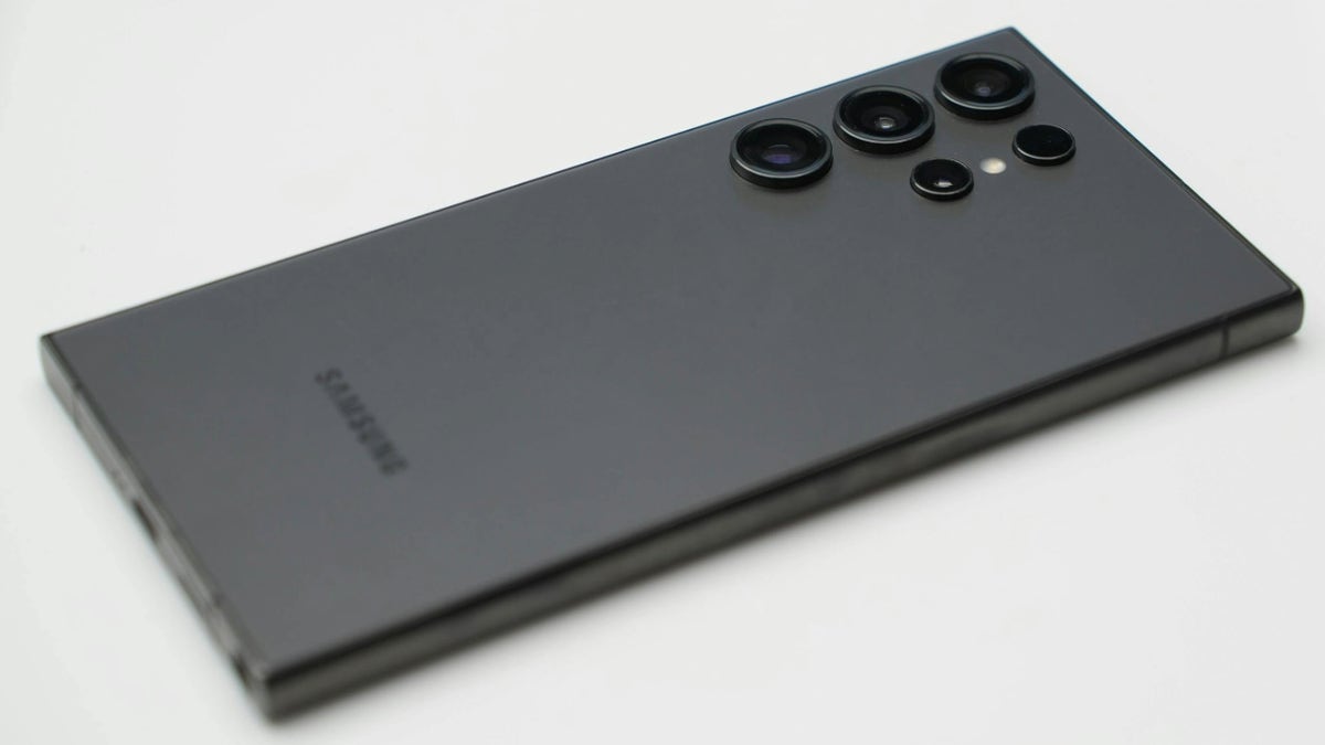 SparkKitty uploads images from infected phones without discrimination.