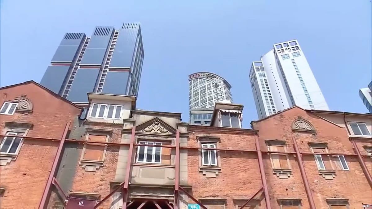 Robots move the building 2