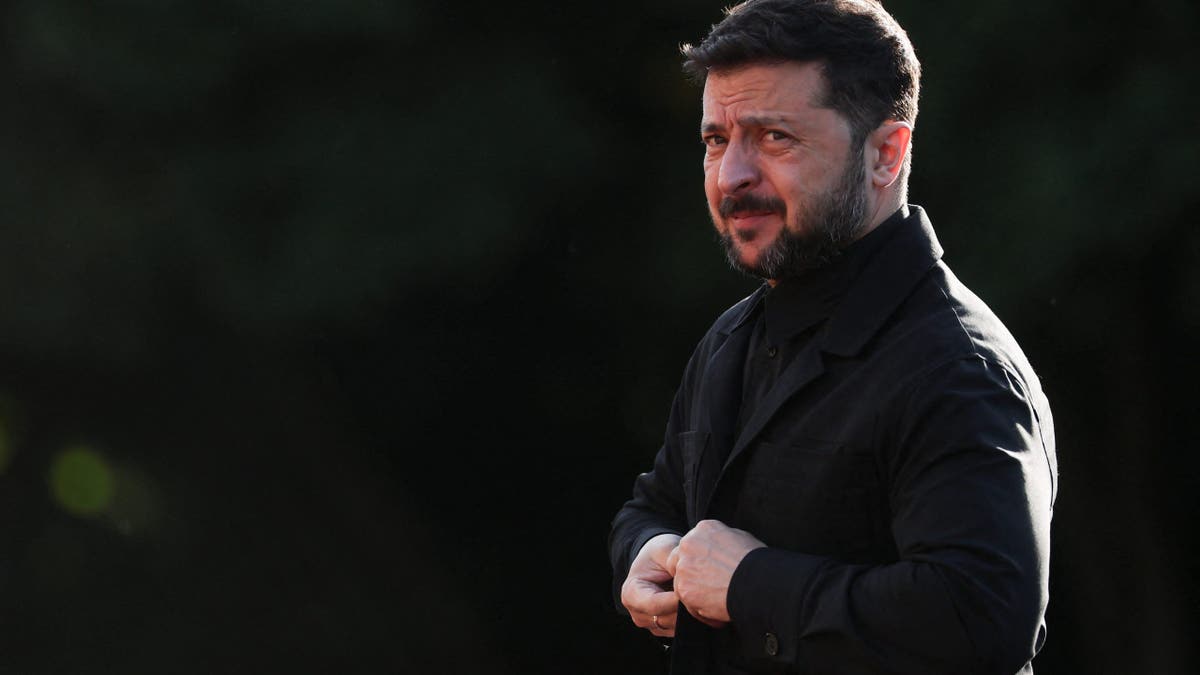 Presiden Ukraina Voludmir Zelinski tiba saat makan malam untuk para kepala NATO dan pemerintah yang diselenggarakan oleh Raja Belanda William Alexander dan Ratu Belanda Maxima, di sela -sela KTT NATO, di House Tin Bush Palace di Den Haag, Belanda 24 Juni.