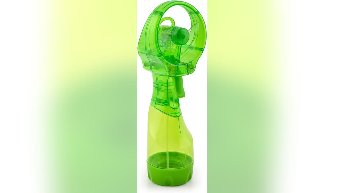 Keep chill  with this classical  spray vessel  fan.