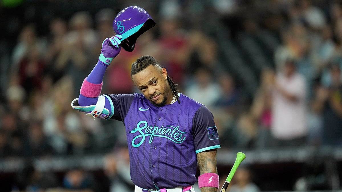 Ketel Marte waves to crowd