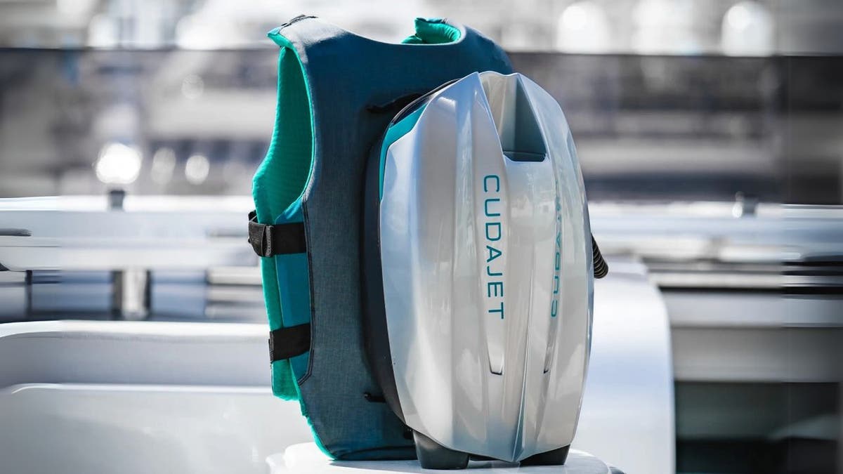 Underwater jetpack backpack lets you explore ocean depths