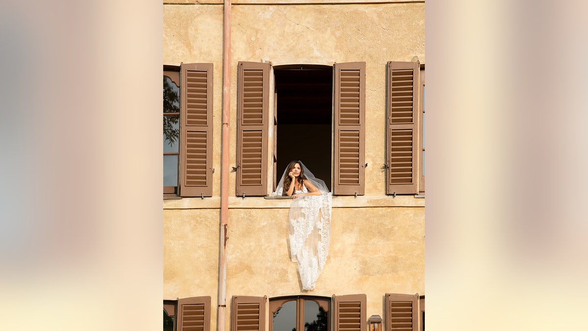 Lauren Sanchez posing