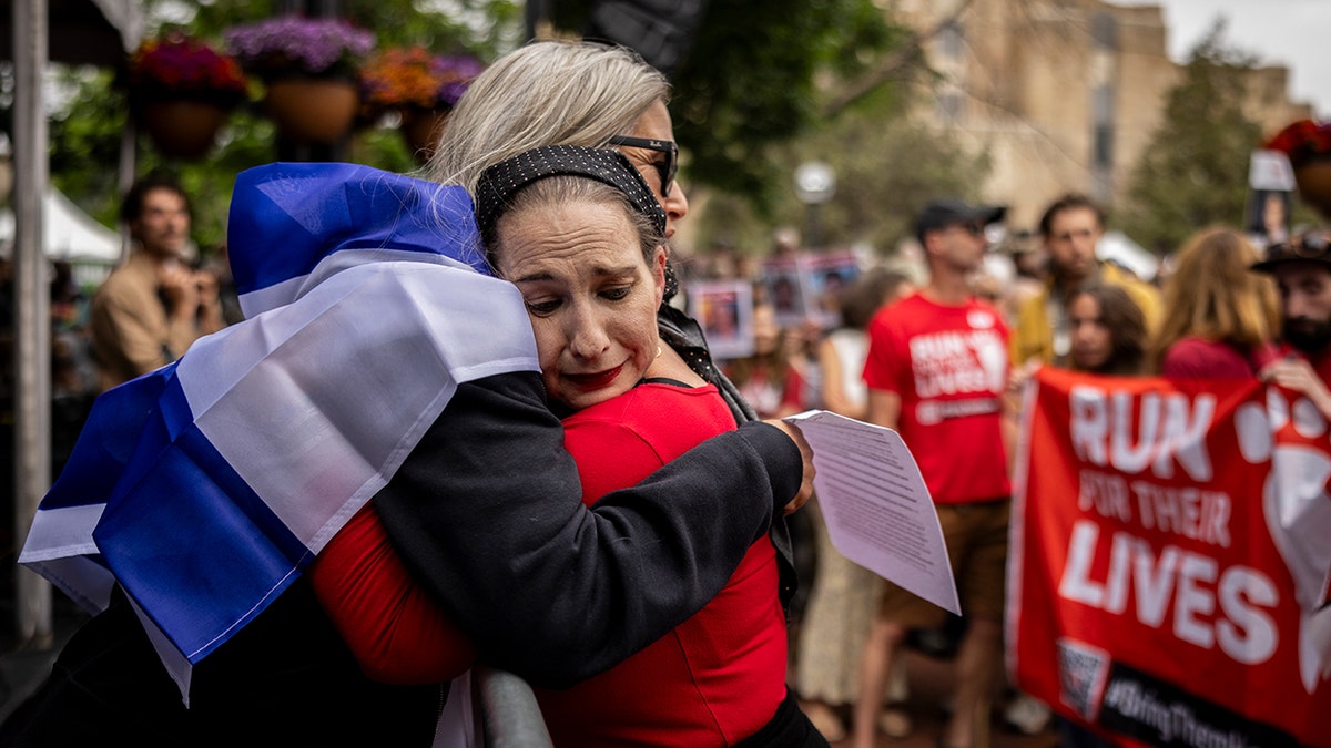 Boulder Ataque Aftermath, duas mulheres abraçando