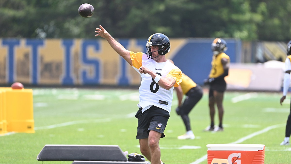 Jun. 10, 2025; Pittsburgh, PA; Pittsburgh Steelers quarterback Aaron Rodgers (8) during minicamp at their South Side facility.