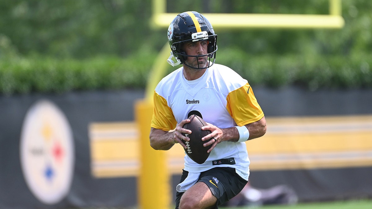 Jun. 10, 2025; Pittsburgh, PA; Pittsburgh Steelers quarterback Aaron Rodgers (8) drops back to pass during minicamp at their South Side facility.