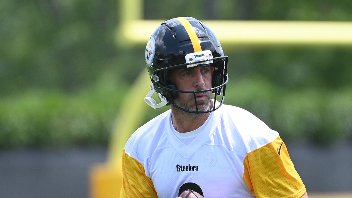 Aaron Rodgers to pass