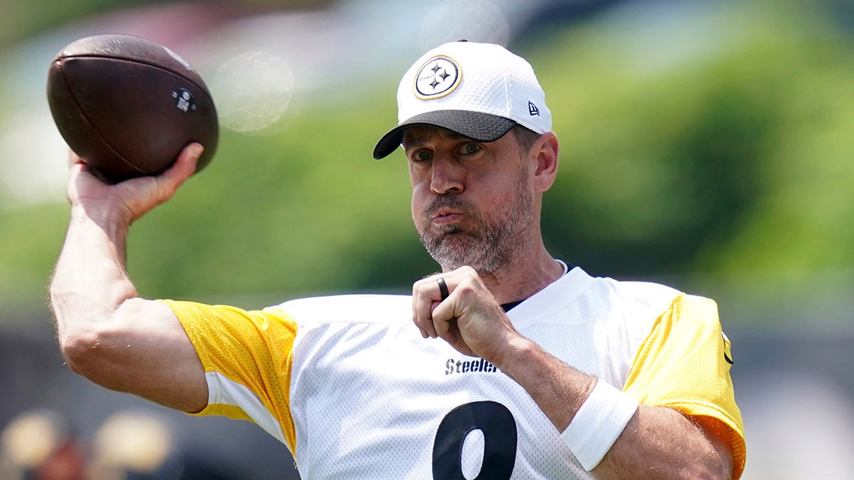 Aaron Rodgers throws