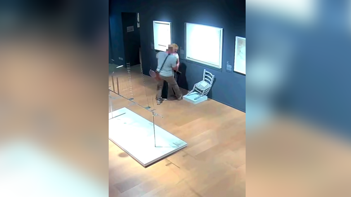 Tourists flee scene of museum crime