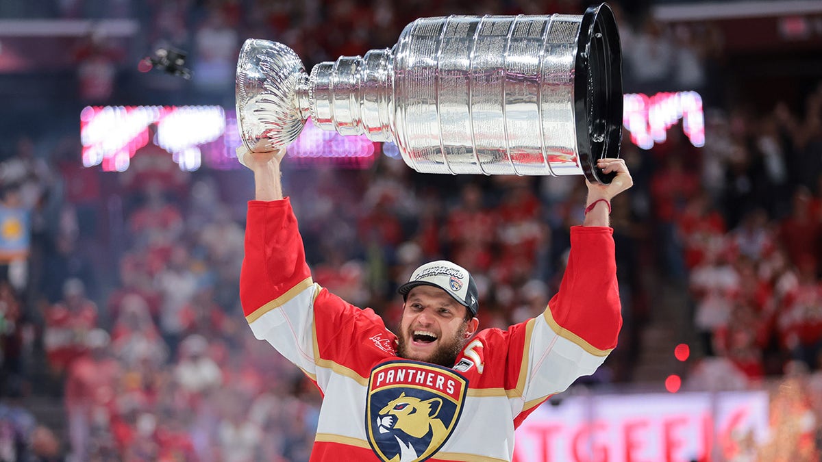 Aleksander Barkov lifts Stanley Cup