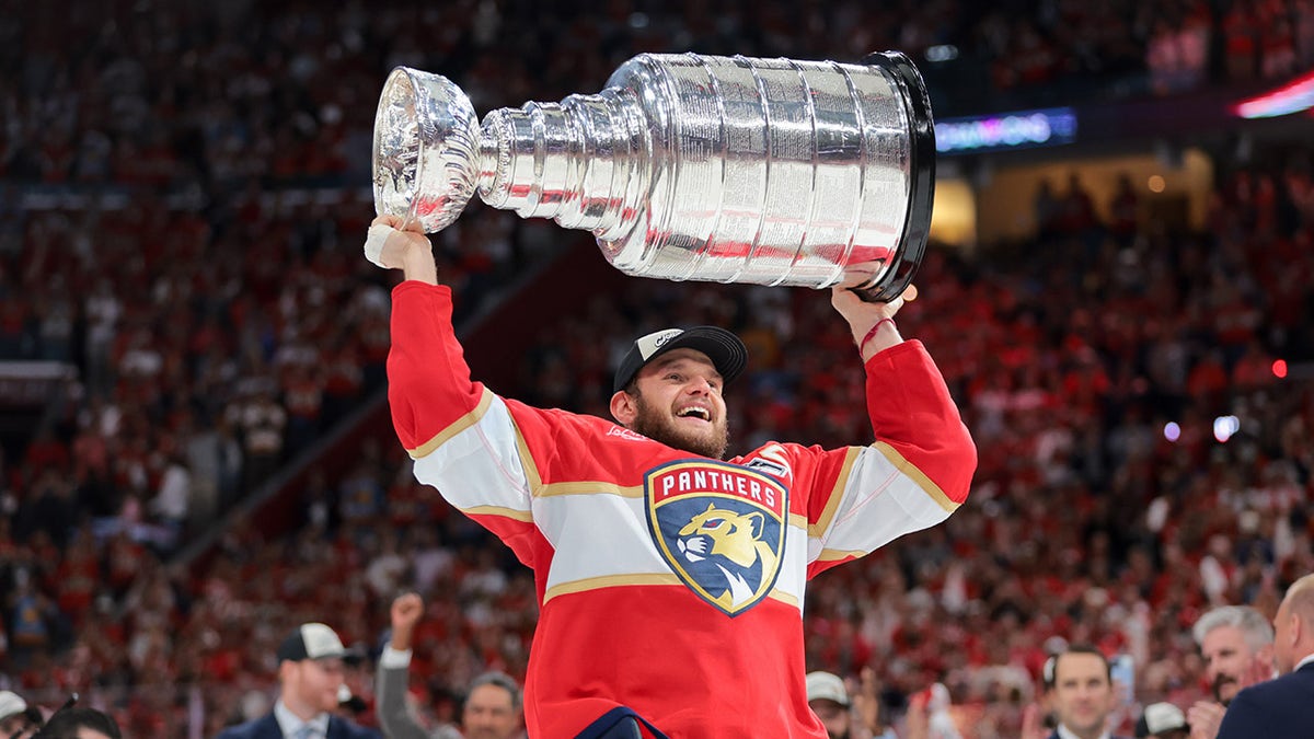 Aleksander Barkov lifts Stanley Cup