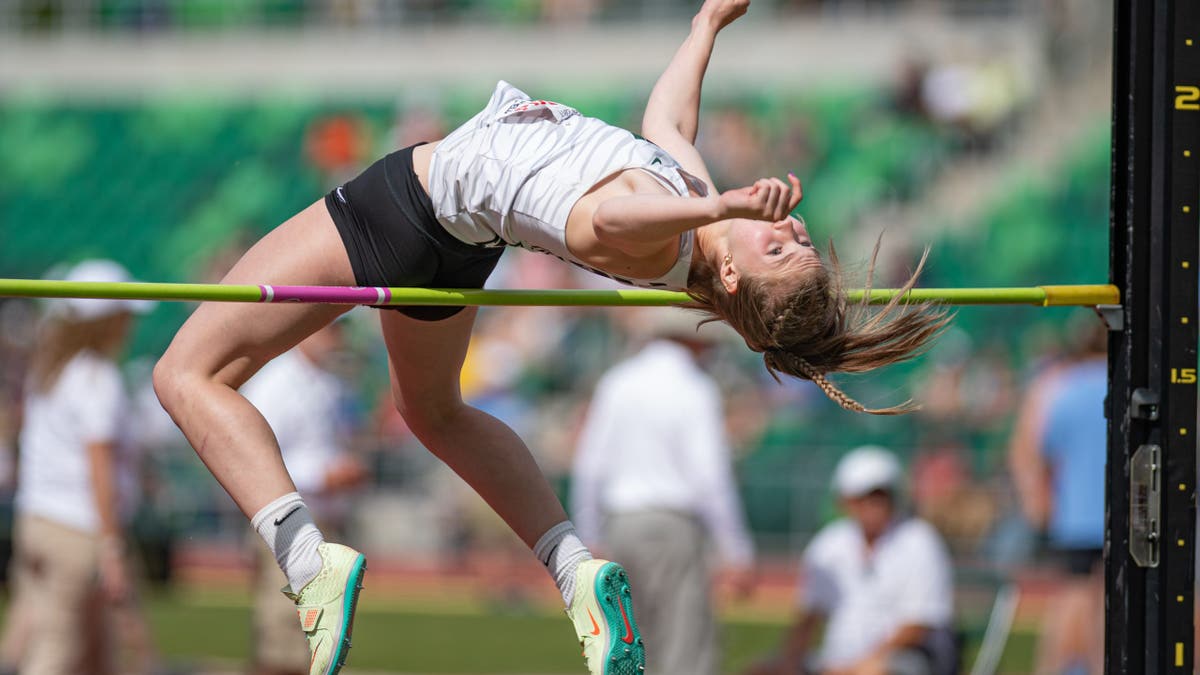 Oregon girls' track and field athlete Alexa Anderson in action.