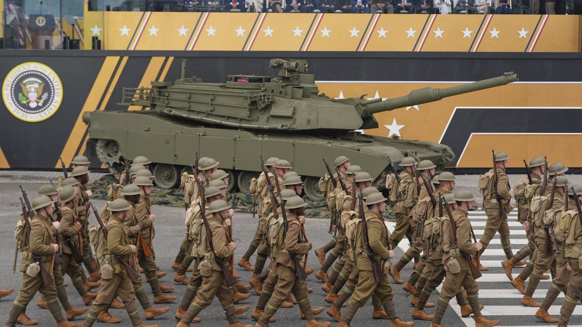Os 12º Soldados da Divisão Aérea dos uniformes da Primeira Primeira Guerra Mundial, o Exército marchando o suporte de revisão e o presidente Donald Trump, lembrou -se do 25º aniversário do Exército durante a marcha militar, com seu aniversário em Washington no sábado, 8 de junho de 2021.