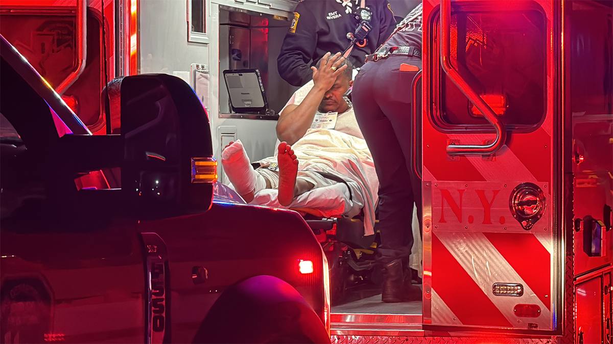 Um homem em uma ambulância depois que Nova York pegou fogo
