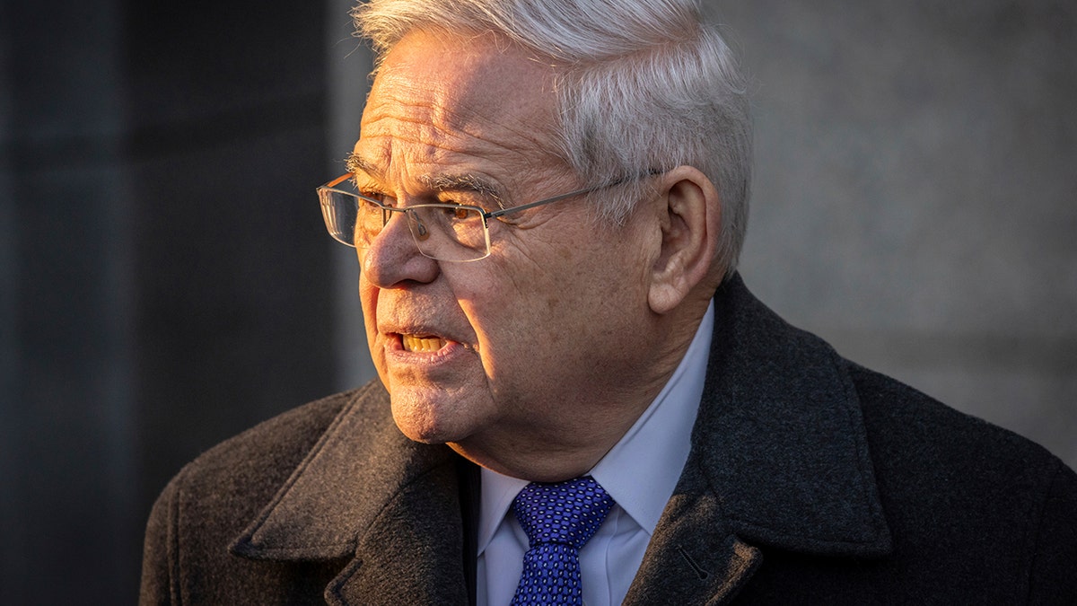 bob-menendez-outside-court-january-2025 Democrata ex-sen. Bob Menendez para se reportar à prisão por sentença de suborno de 11 anos