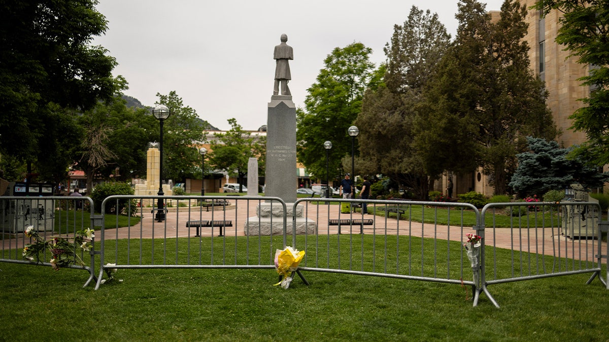 Ziedi uz policijas barikādēm ārpus Boulder County tiesas nama