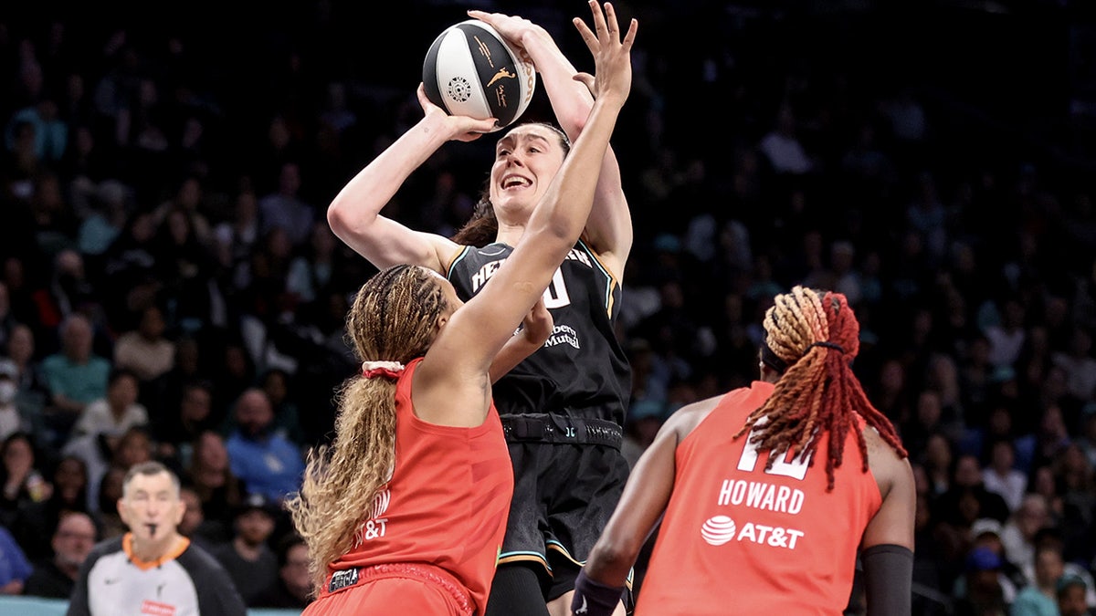 Breanna Stewart jump shot