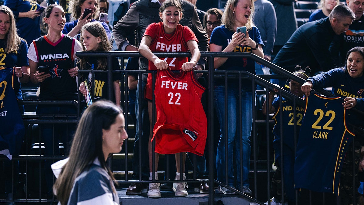 Caitlin Clark's fans cheer