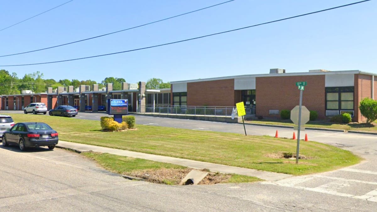 The outside of Calera elementary school