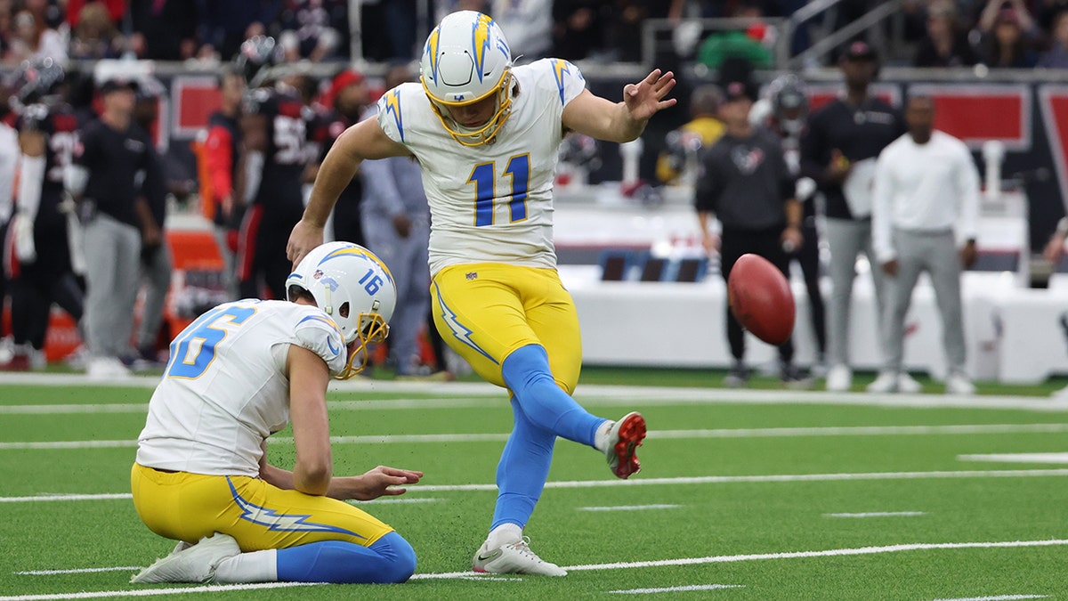Cameron Dicker kicks field goal