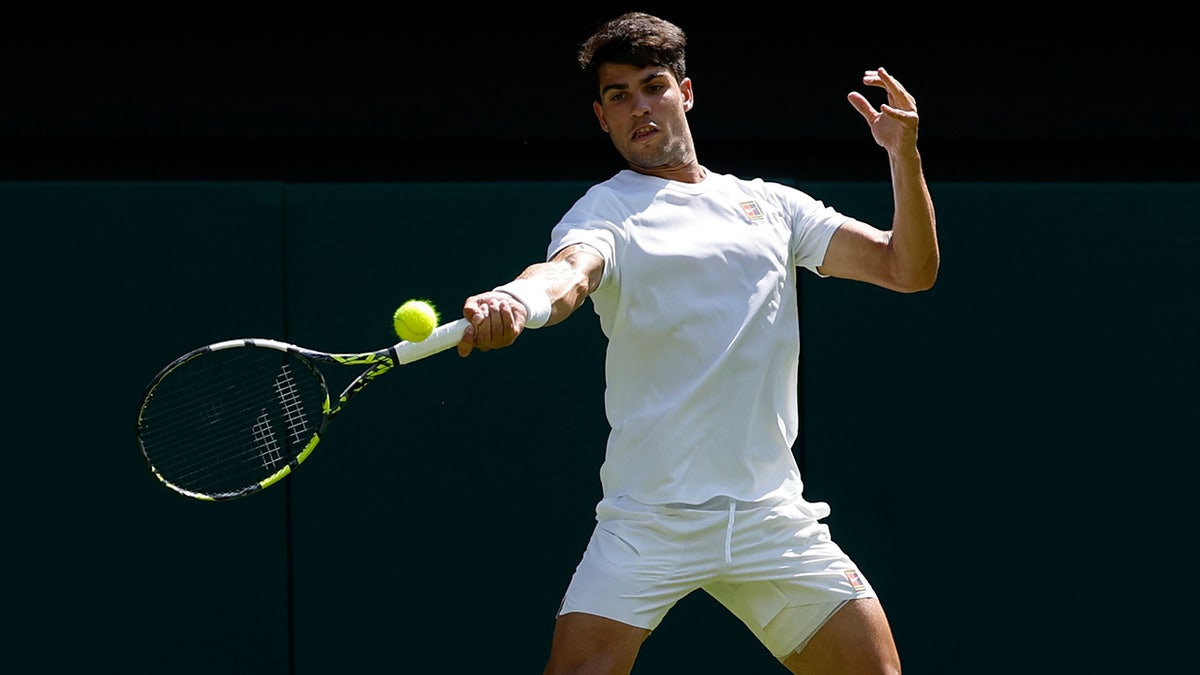 Carlos Alcaraz forehand