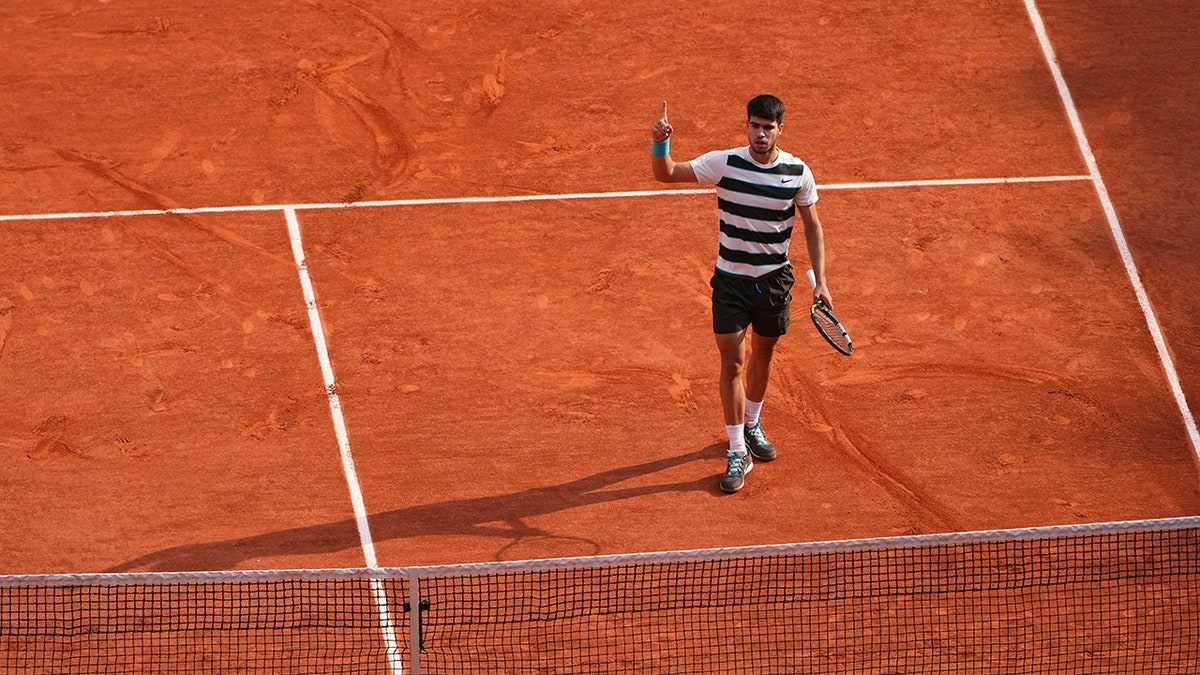Carlos Alcaraz wins a set