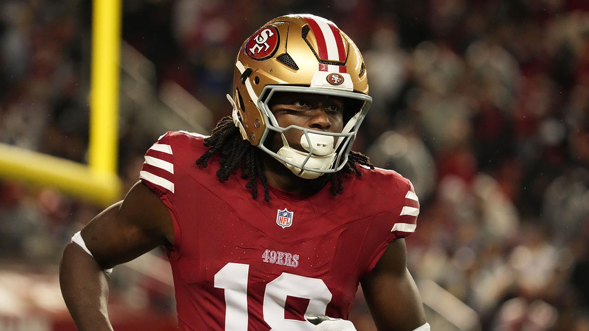 Chris Conley runs after kickoff
