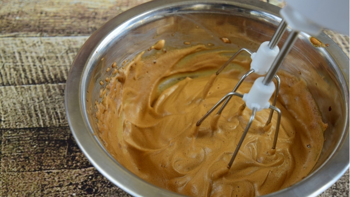 Whisking dalgona with mixer