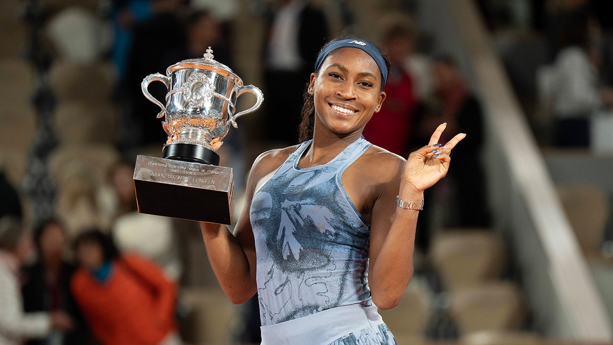 Coco Gauff pozē ar franču atvērto trofeju