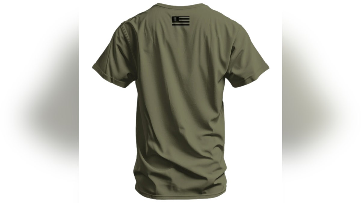 商店Combat Iron Apparel,这是一家资深衬衫和国家图形帽的品牌。