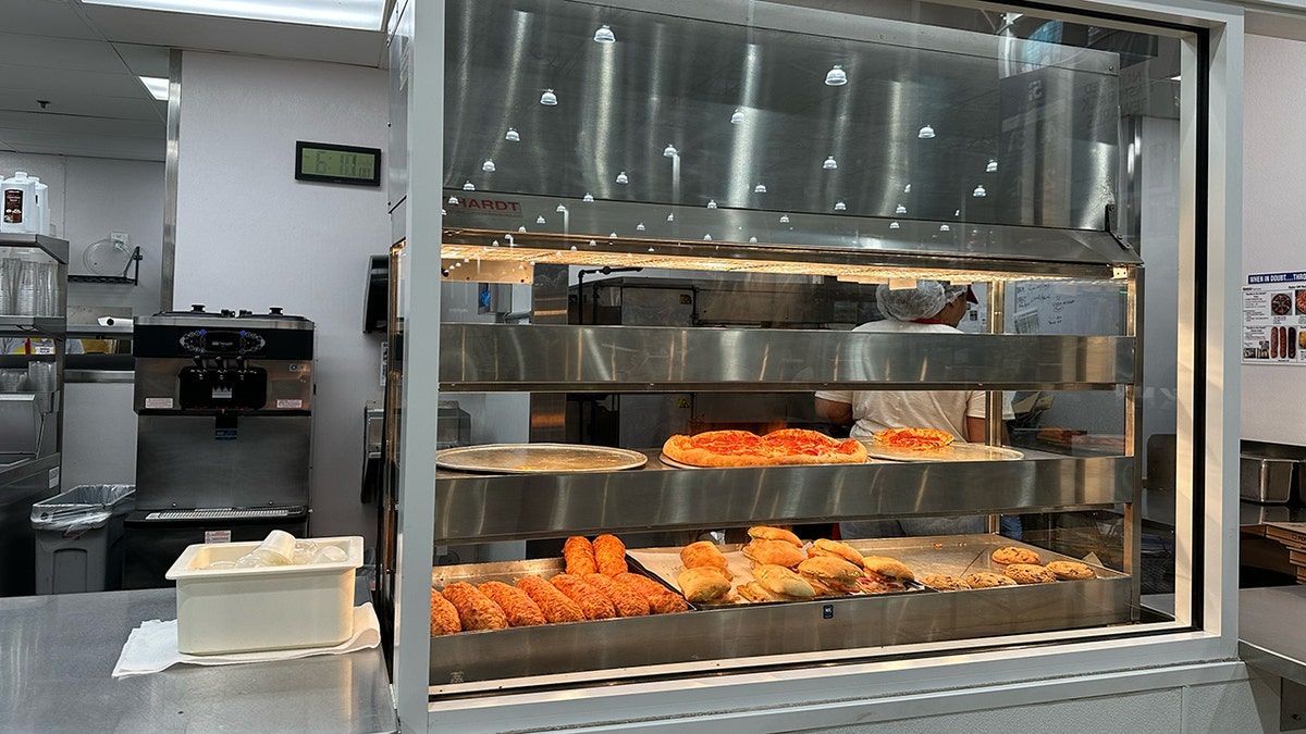 Costco美食广场正在展出。