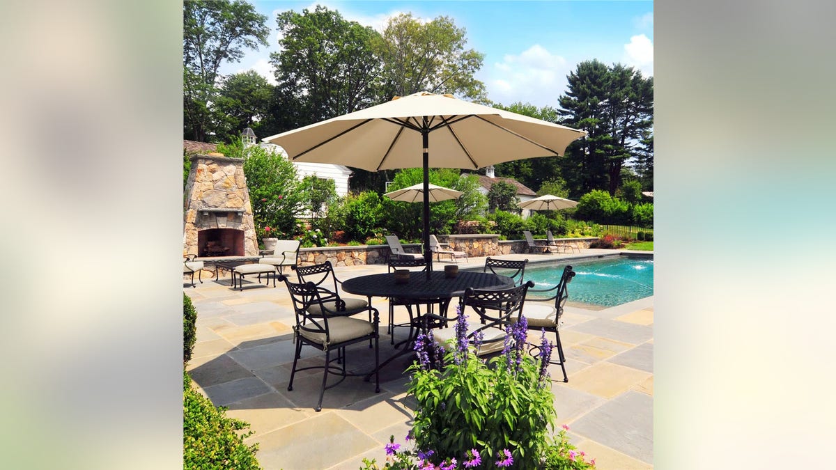 It's easy to use the umbrella.