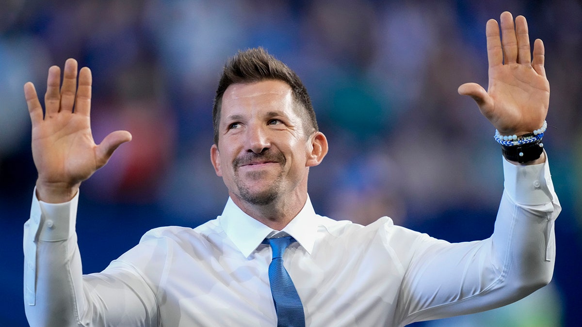 Dallas Clark melambaikan tangan