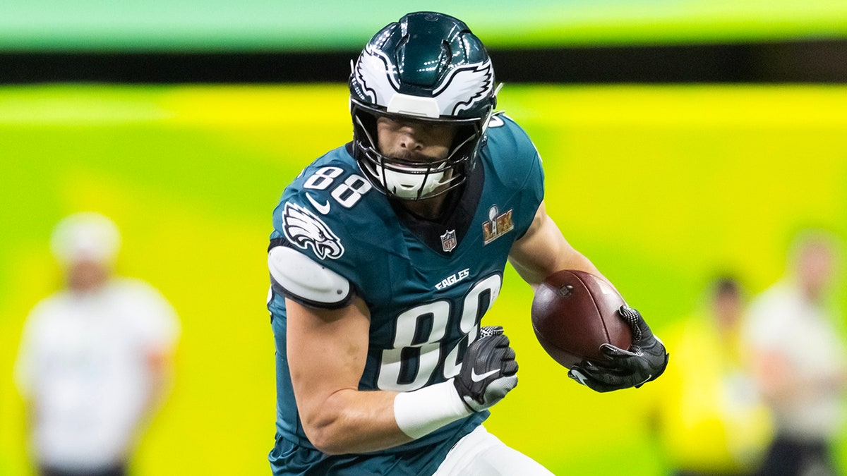 Dallas Goedert runs with ball