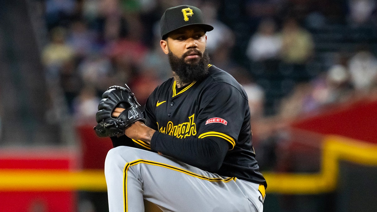 Dennis Santana connected nan mound
