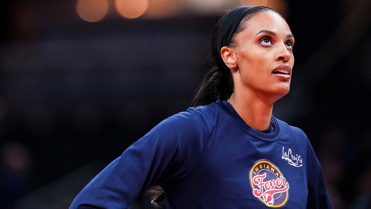 DeWanna Bonner warms up
